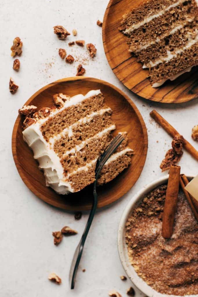  trois assiettes de gâteau aux épices en tranches