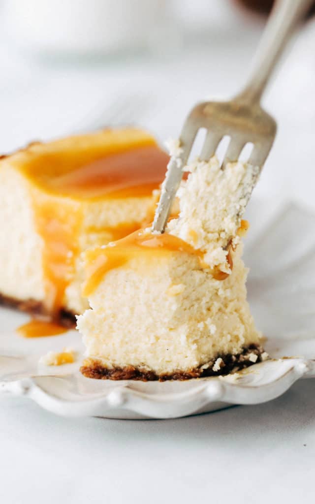 close up on the texture of a creamy caramel cheesecake