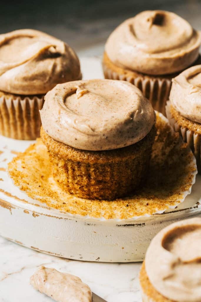 Cupcakes à la vanille et à la crème au beurre brune riche 9 Cupcakes au beurre noisette sans papier