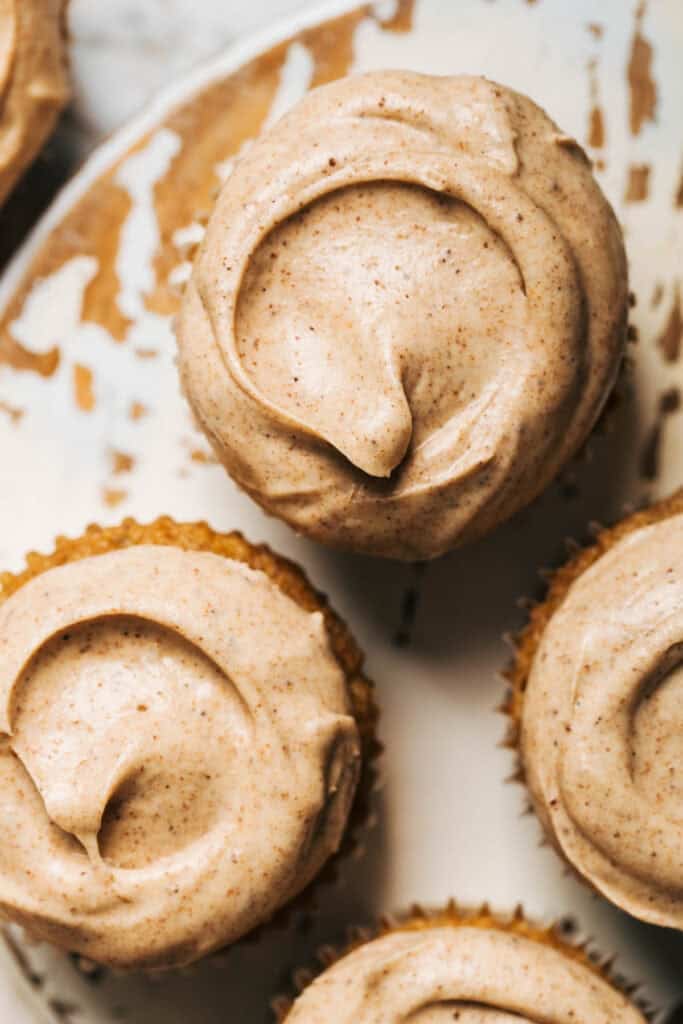 Cupcakes à la vanille et à la crème au beurre brune riche 7 Dessus de muffins au beurre givré brun