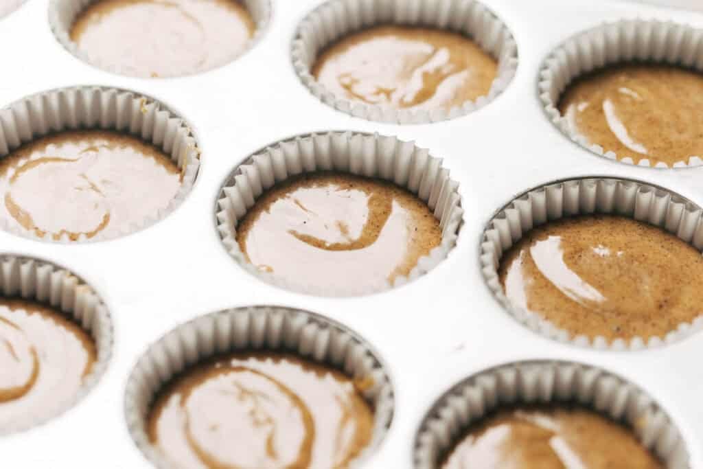 Cupcakes à la vanille et à la crème au beurre brune riche 4 Pâte à cupcake au beurre noisette dans un moule à cupcake