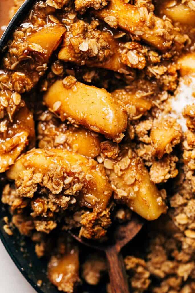 close up on tender apples in an apple crisp