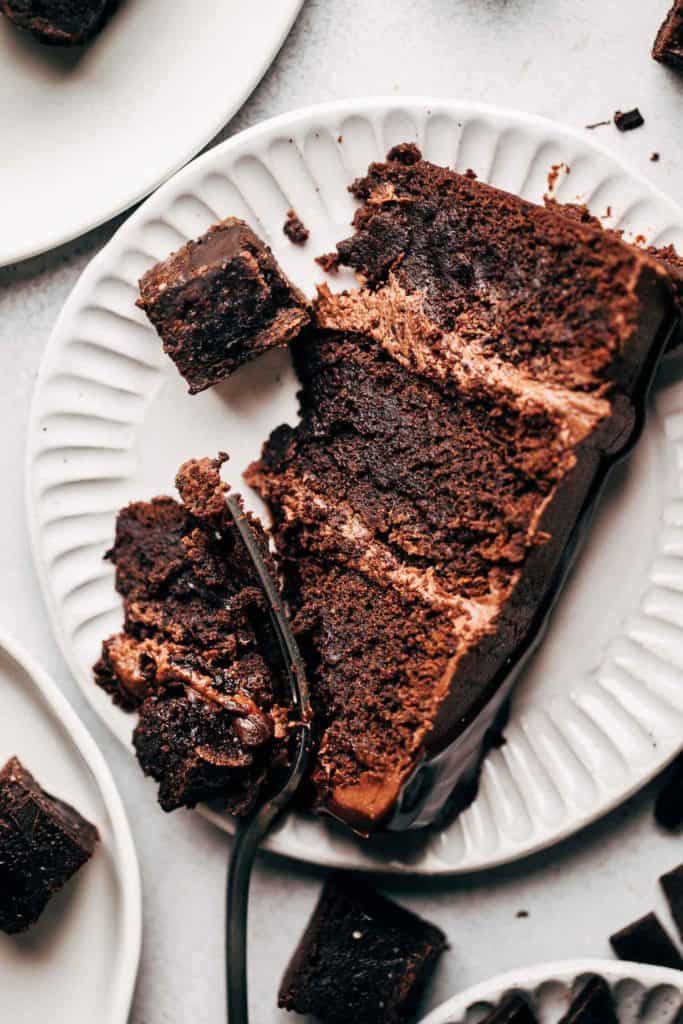 the top view of a brownie cake slice on a plate