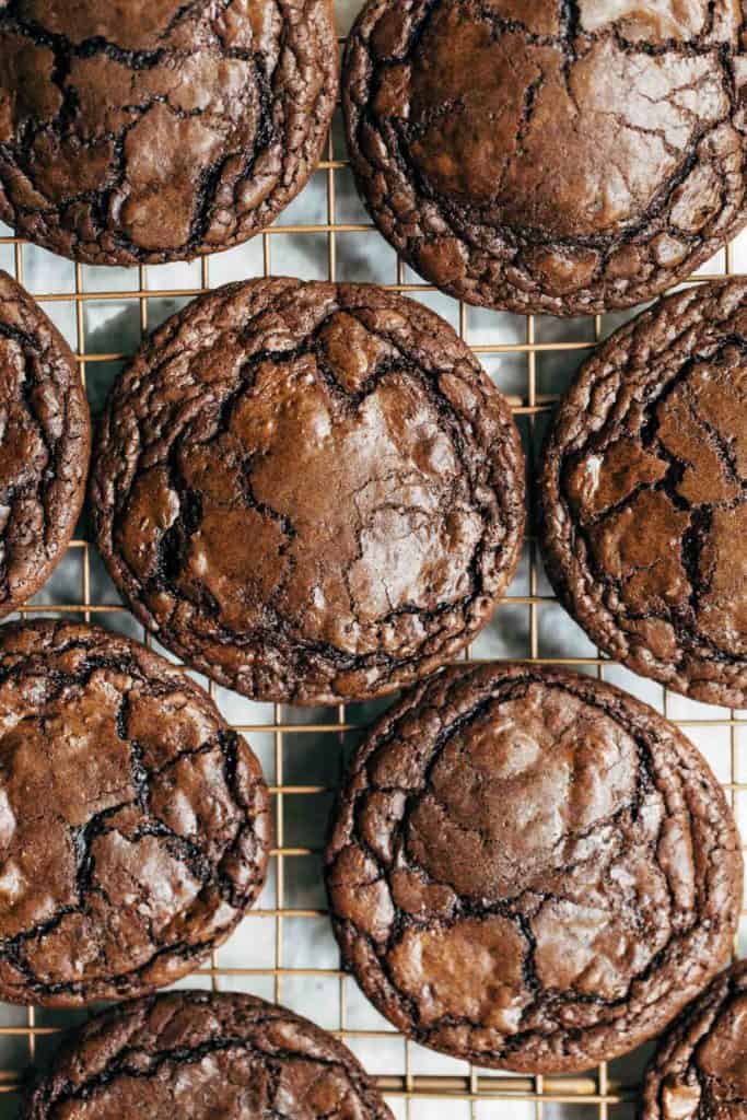 the tops of freshly baked brownie cookies