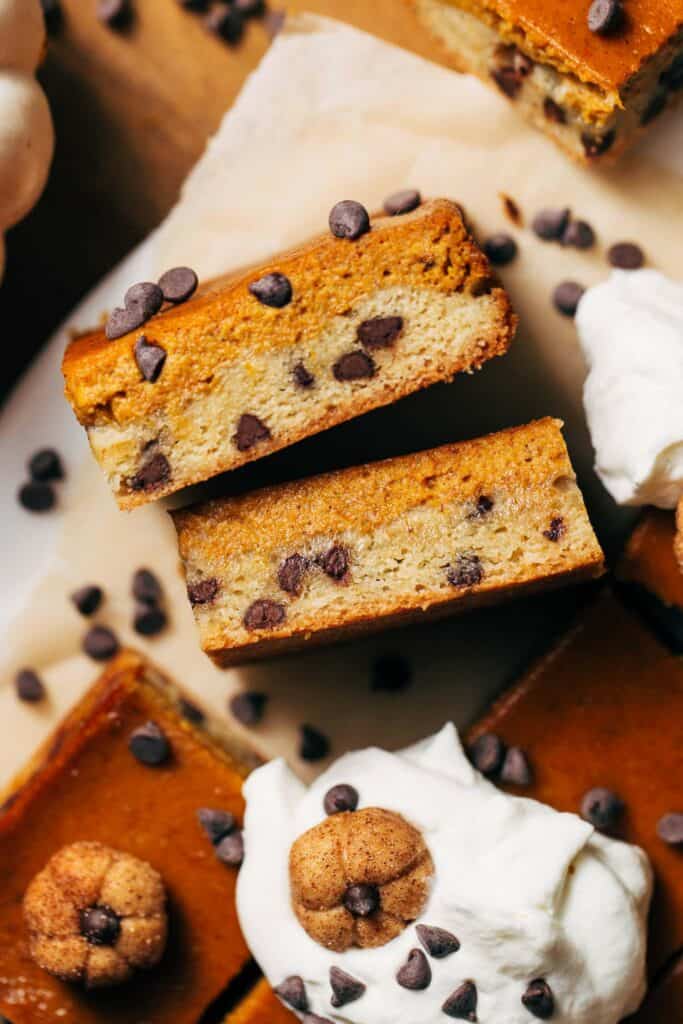 close up on chocolate chip cookie bars with pumpkin pie filling on top