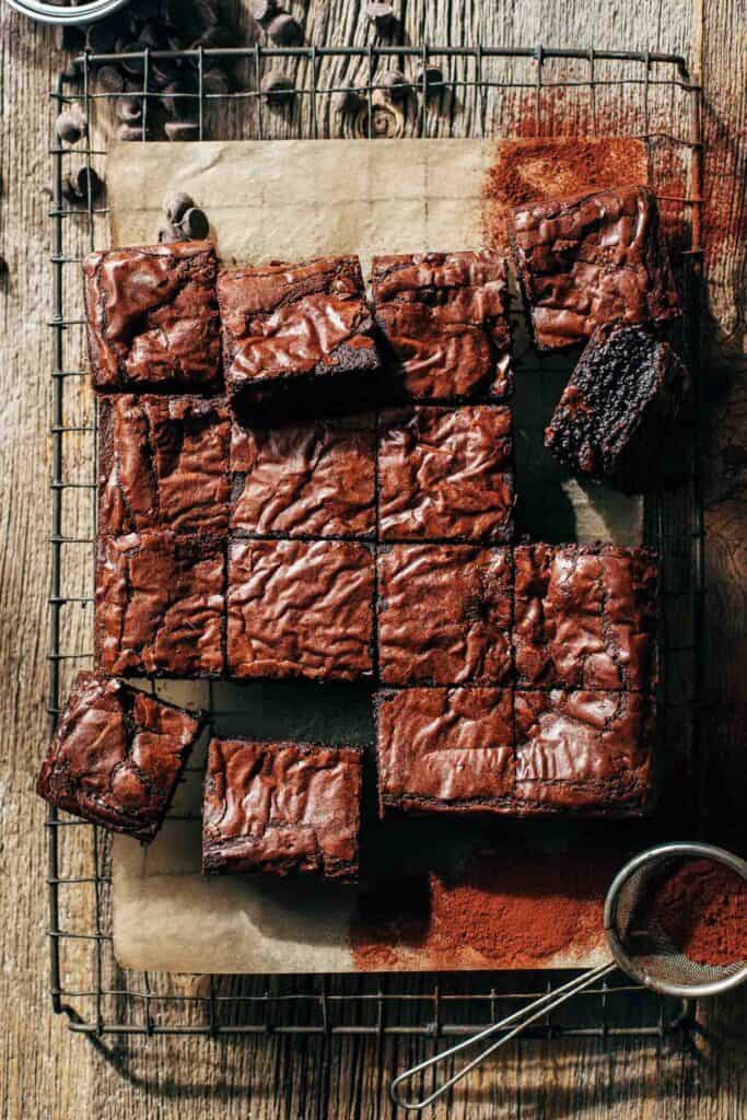 the top of sliced crinkle top brown butter brownies