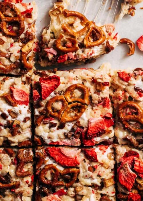 close up on sliced strawberry pretzel marshmallow treats