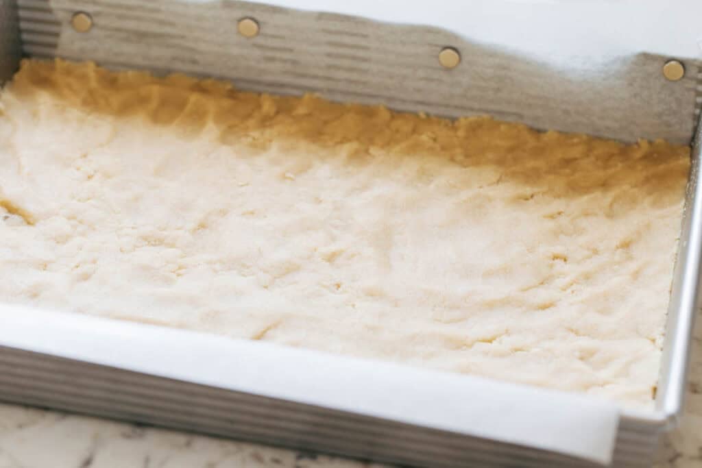 Barres de cheesecake aux cerises fraîches - Walnut Bakery 2 Sablés concassés conditionnés dans une poêle