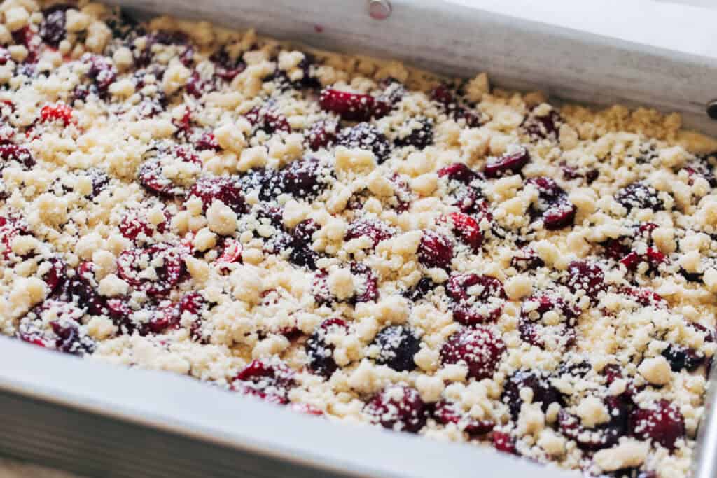 Barres de cheesecake aux cerises fraîches - Walnut Bakery 5 Sablés émiettés sur cerises