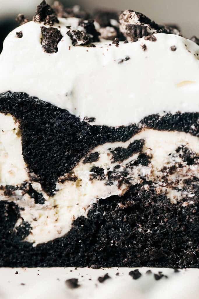 close up on cookies and cream cake layers
