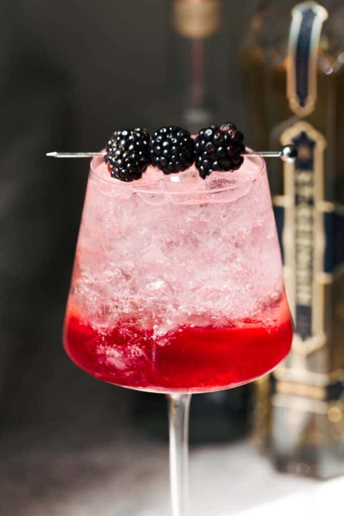 close up on blackberry gin spritz