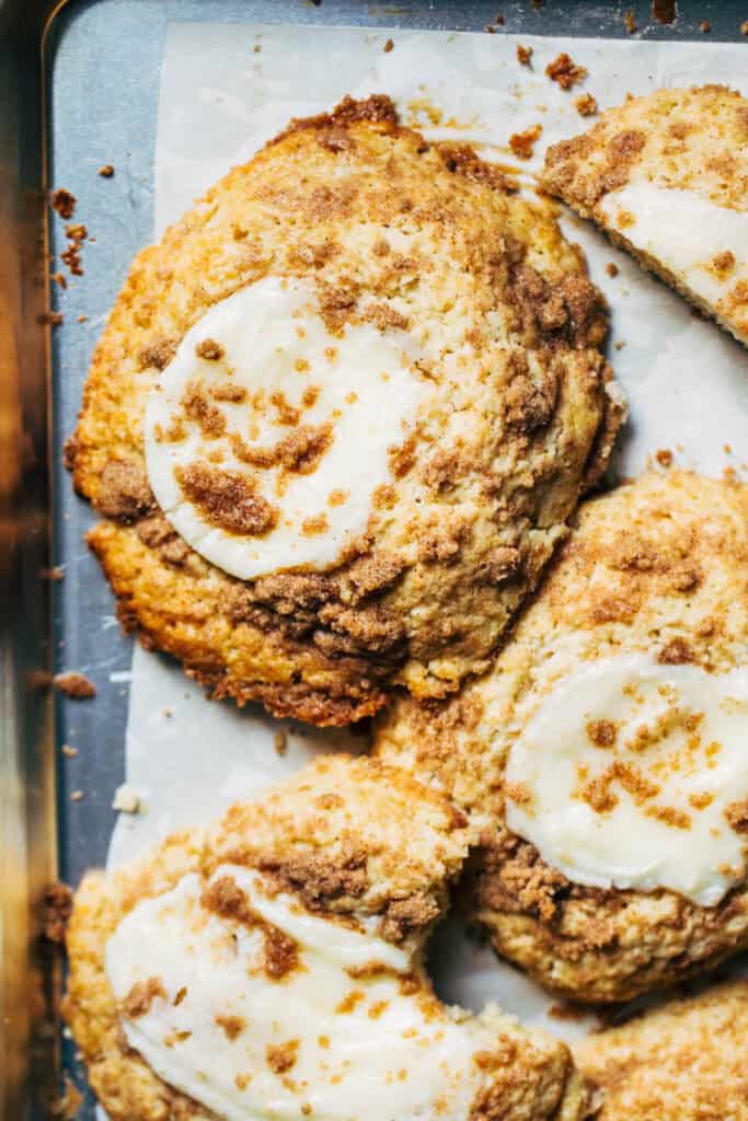 close up on crumb cake muffin tops